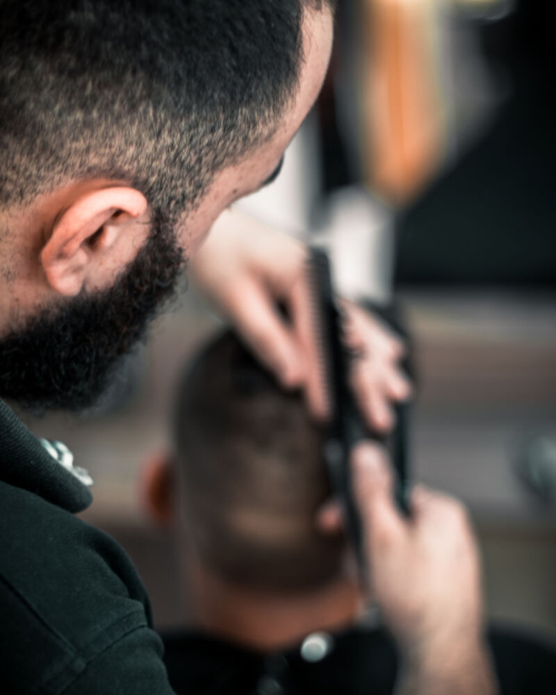 Barbero cortando el pelo